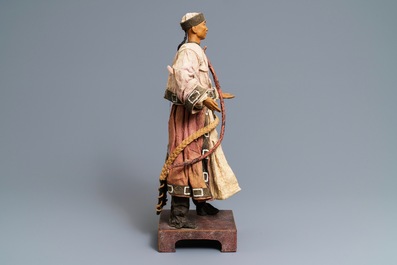 Een Chinese figuur van een Mantsjoe boogschutter in hout en textiel, 19e eeuw