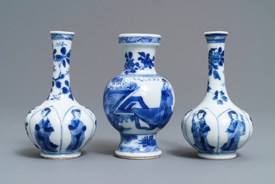 Trois vases en porcelaine de Chine bleu et blanc &agrave; d&eacute;cor de 'Longues Dames', Kangxi