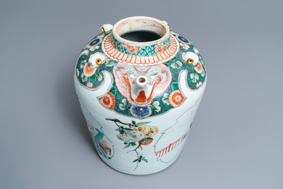 Une grande th&eacute;i&egrave;re ou verseuse en porcelaine de Chine famille verte, Kangxi