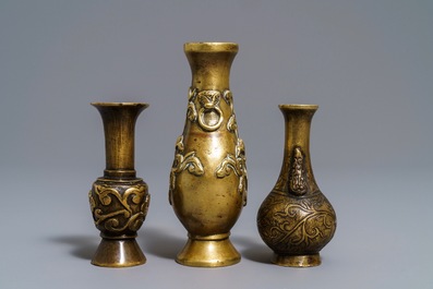 Drie Chinese bronzen miniatuur vaasjes, 17/18e eeuw