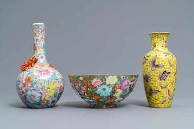 Deux vases en porcelaine de Chine famille rose et un bol en coquille d'oeuf, R&eacute;publique, 20&egrave;me