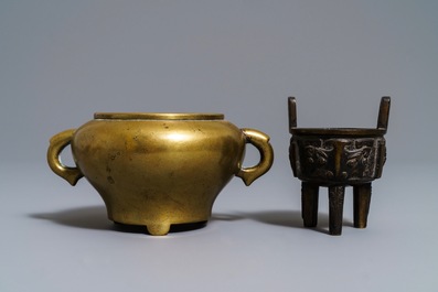 Deux br&ucirc;le-parfums tripods en bronze, Chine, 17/18&egrave;me