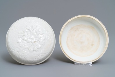 Een Chinese Dehua blanc de Chine dekseldoos met floraal reli&euml;fdecor, reli&euml;fmerk, Kangxi