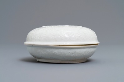 Une bo&icirc;te couverte en porcelaine blanc de Chine de Dehua &agrave; d&eacute;cor en relief, marque en creux, Kangxi