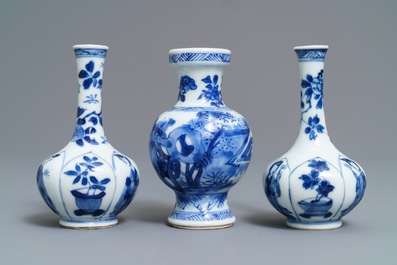 Trois vases en porcelaine de Chine bleu et blanc &agrave; d&eacute;cor de 'Longues Dames', Kangxi