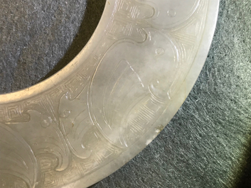 Een Chinese lichte celadon jade bi schijf, Ming of vroeger