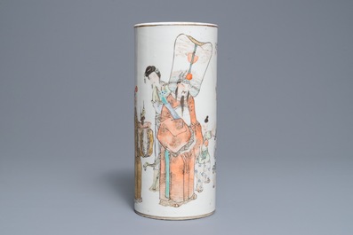 Un vase et un porte-chapeau en porcelaine de Chine qianjiang cai, 19/20&egrave;me