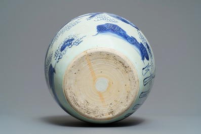 Un pot en porcelaine de Chine bleu et blanc &agrave; d&eacute;cor d'un kylin, &eacute;poque Transition