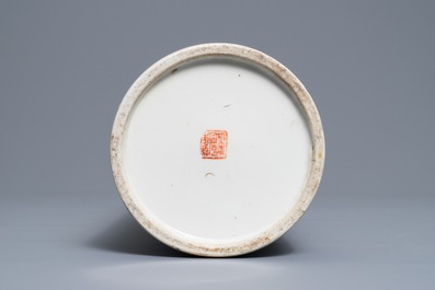 Un vase et un porte-chapeau en porcelaine de Chine qianjiang cai, 19/20&egrave;me