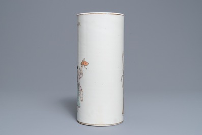 Un vase et un porte-chapeau en porcelaine de Chine qianjiang cai, 19/20&egrave;me