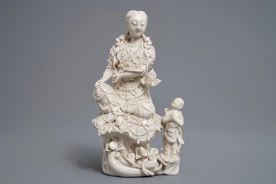 Deux figures d'un Luohan et de Guanyin au servant en porcelaine blanc de Chine de Dehua, 19&egrave;me