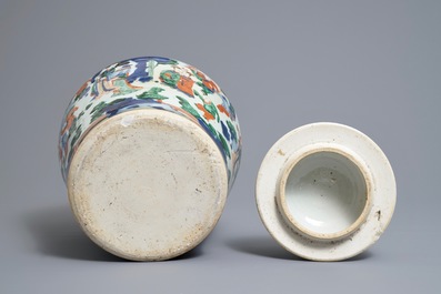 Un vase couvert en porcelaine de Chine wucai &agrave; d&eacute;cor de gar&ccedil;ons jouants, &eacute;poque Transition