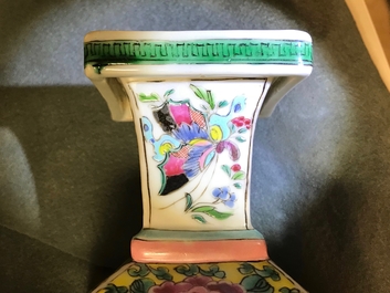 Une paire de vases de forme carr&eacute; en porcelaine de Chine famille rose, Yongzheng