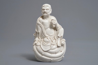 Deux figures d'un Luohan et de Guanyin au servant en porcelaine blanc de Chine de Dehua, 19&egrave;me