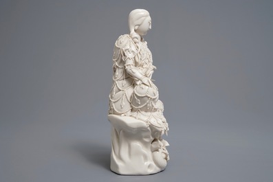 Deux figures d'un Luohan et de Guanyin au servant en porcelaine blanc de Chine de Dehua, 19&egrave;me