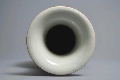 Un vase et un porte-chapeau en porcelaine de Chine qianjiang cai, 19/20&egrave;me