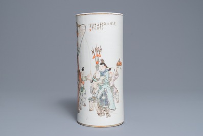 Un vase et un porte-chapeau en porcelaine de Chine qianjiang cai, 19/20&egrave;me