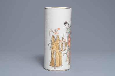 Un vase et un porte-chapeau en porcelaine de Chine qianjiang cai, 19/20&egrave;me