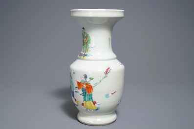 Un vase en porcelaine de Chine famille rose &agrave; d&eacute;cor d'Immortels, 19&egrave;me