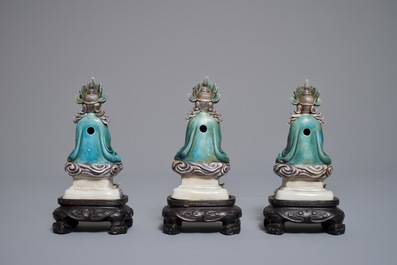 Trois figures de Bouddha en &eacute;maille sur biscuit, Chine, 19/20&egrave;me