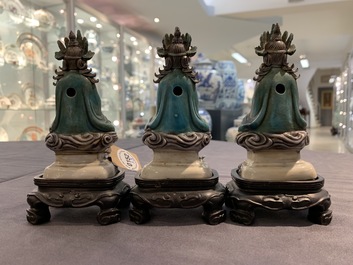 Trois figures de Bouddha en &eacute;maille sur biscuit, Chine, 19/20&egrave;me