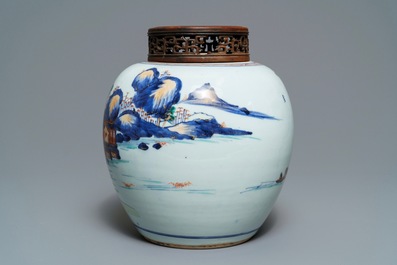 Un pot en porcelaine de Chine de style Imari &agrave; d&eacute;cor d'un paysage, Kangxi
