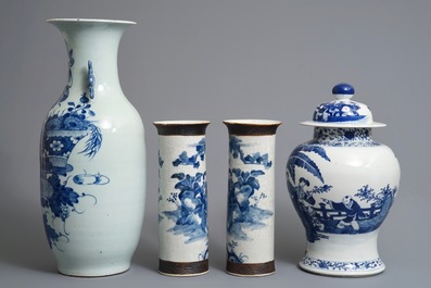 Zes Chinese blauwwitte en famille rose vazen, 19e eeuw