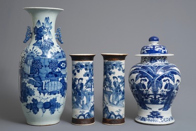Zes Chinese blauwwitte en famille rose vazen, 19e eeuw