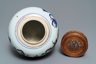 Een Chinese Imari-stijl pot met landschapsdecor, Kangxi