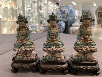 Drie Chinese email op biscuit figuren van Boeddha, 19/20e eeuw
