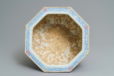 Une jardini&egrave;re de forme hexagonale en porcelaine de Chine famille rose, Qianlong