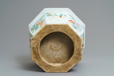 Une jardini&egrave;re de forme hexagonale en porcelaine de Chine famille rose, Qianlong