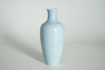 Un vase en porcelaine de Chine monochrome bleu de lavande &agrave; d&eacute;cor sous gla&ccedil;ure, marque de Yongzheng, 19&egrave;me