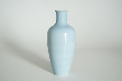 Un vase en porcelaine de Chine monochrome bleu de lavande &agrave; d&eacute;cor sous gla&ccedil;ure, marque de Yongzheng, 19&egrave;me