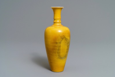 Un vase de type 'laifu zun' en porcelaine de Chine jaune monochrome, Kangxi