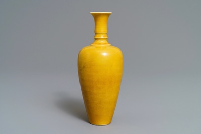 Un vase de type 'laifu zun' en porcelaine de Chine jaune monochrome, Kangxi