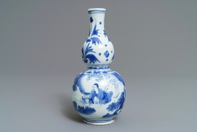 Un vase de forme double gourde en porcelaine de Chine bleu et blanc, &eacute;poque Transition