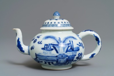 Een Chinese blauwwitte theepot met decor van antiquiteiten, Kangxi
