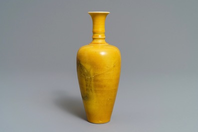 Un vase de type 'laifu zun' en porcelaine de Chine jaune monochrome, Kangxi