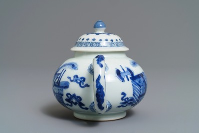 Une th&eacute;i&egrave;re couverte en porcelaine de Chine bleu et blanc &agrave; d&eacute;cor d'antiquit&eacute;s, Kangxi