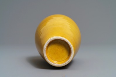 Un vase de type 'laifu zun' en porcelaine de Chine jaune monochrome, Kangxi