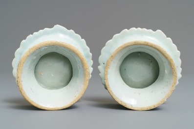 Une paire de salerons en porcelaine de Chine famille rose &agrave; d&eacute;cor 'Feuille de tabac', Qianlong
