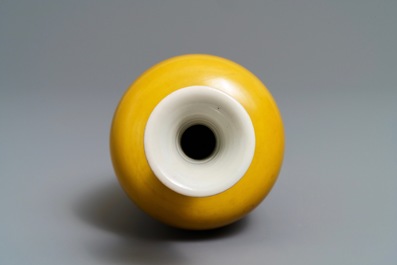 Un vase de type 'laifu zun' en porcelaine de Chine jaune monochrome, Kangxi