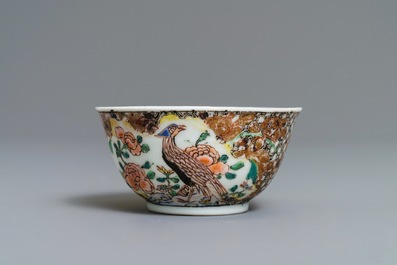 Une tasse et soucoupe en porcelaine de Chine famille rose &agrave; d&eacute;cor d'un faisan, Yongzheng