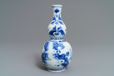 Un vase de forme double gourde en porcelaine de Chine bleu et blanc, &eacute;poque Transition