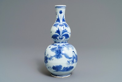 Un vase de forme double gourde en porcelaine de Chine bleu et blanc, &eacute;poque Transition