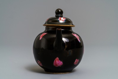 Une petite th&eacute;i&egrave;re couverte en porcelaine de Chine famille rose sur fond noir, Yongzheng/Qianlong