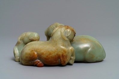 Un groupe en jade c&eacute;ladon et rouille figurant trois b&eacute;liers sur socle en bois sculpt&eacute;, Chine, 18/19&egrave;me