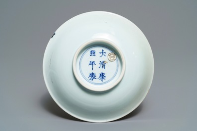 Een Chinees blauwwit bord met reizigers in een landschap, Kangxi merk en periode
