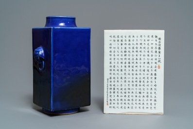 Een Chinese kalligrafie plaquette met datum 1947 en een monochrome blauwe cong vaas, 19e eeuw